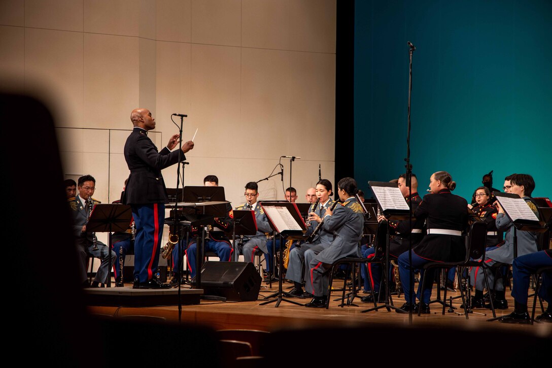 在日米海兵隊音楽隊がてだこホールで４月１６日、毎年恒例の「スプリングコンサート」を開催し、陸上自衛隊第１５旅団の音楽隊がゲスト出演しました。