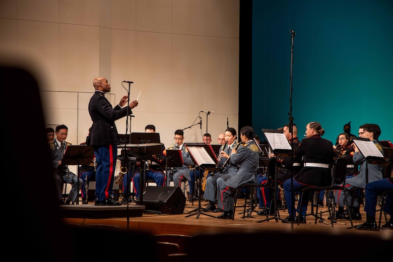 在日米海兵隊音楽隊がてだこホールで４月１６日、毎年恒例の「スプリングコンサート」を開催し、陸上自衛隊第１５旅団の音楽隊がゲスト出演しました。