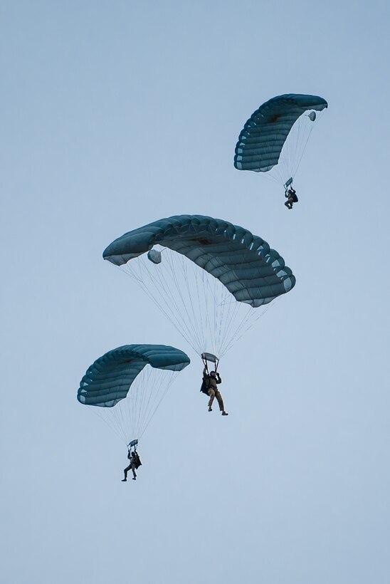 Members of the Kentucky Air National Guard’s 123rd Special Tactics Squadron execute a high-altitude, low-opening parachute jump into Bowman Field in Louisville, Ky., April 17, 2021 to open the Thunder Over Louisville air show. The annual event featured more than 20 military and civilian aircraft. (U.S. Air National Guard photo by Dale Greer)