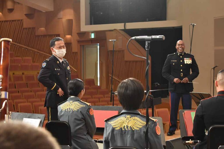 在日米海兵隊音楽隊がてだこホールで４月１６日、毎年恒例の「スプリングコンサート」を開催し、陸上自衛隊第１５旅団の音楽隊がゲスト出演、演奏後、互いを称え合う両音楽隊長。