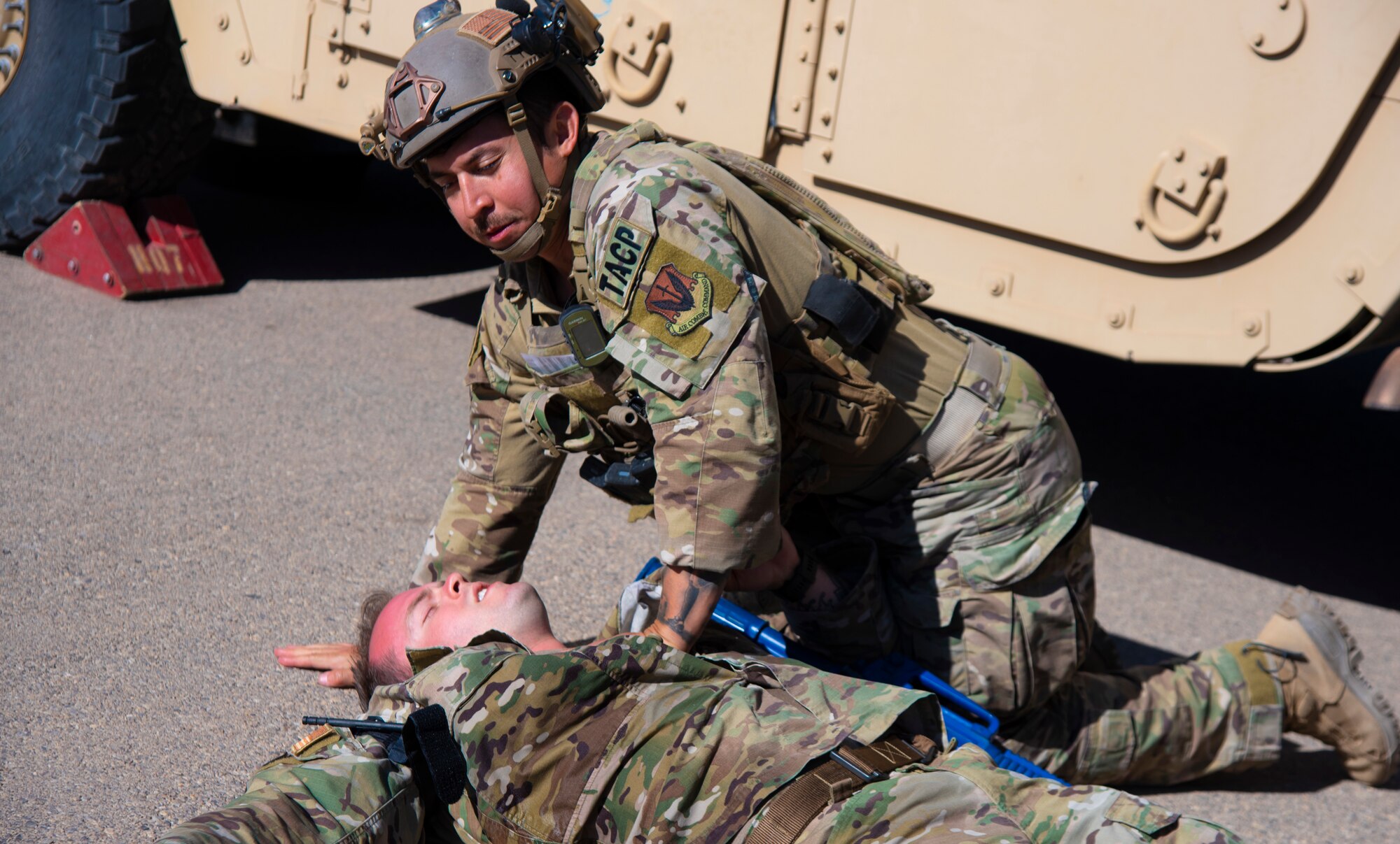 A U.S. Air Force Tactical Air Control Party specialist tends to a simulated casualty during a combat lifesaver skills scenario at the 2021 Wraith Challenge, April 23, 2021, on Fort Bliss, Texas. Combat lifesaver skills are emergency skills intended to treat casualties and prevent more life-threatening conditions until proper medical units can arrive. (U.S. Air Force photo by Airman 1st Class Jessica Sanchez)