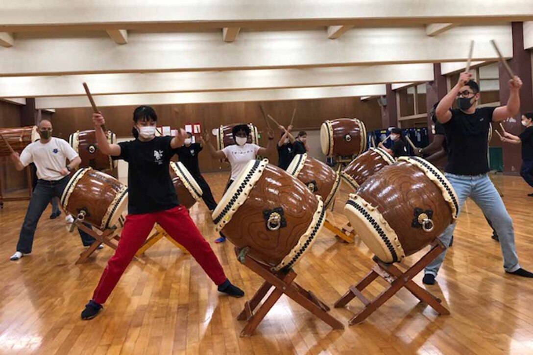 鮎壺太鼓の演奏に必要な５つの基本的なリズムを教えて貰った海兵隊員らが、地元住民に交じってリズムに合わせて和太鼓の稽古、２０２１年４月１７日、長泉北中学校体育館