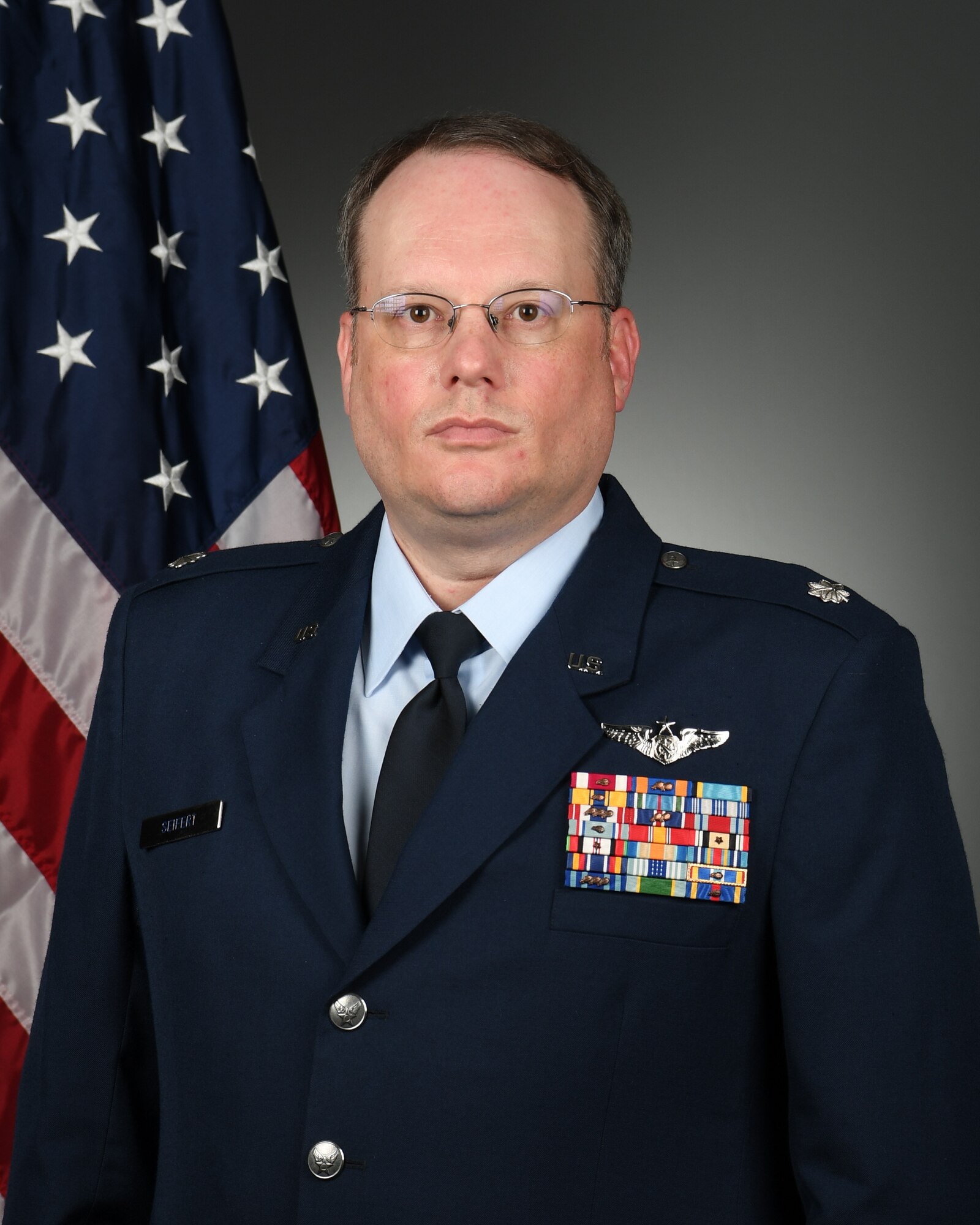 photo of Lt Col Dierk Seifert with U.S. flag behind him