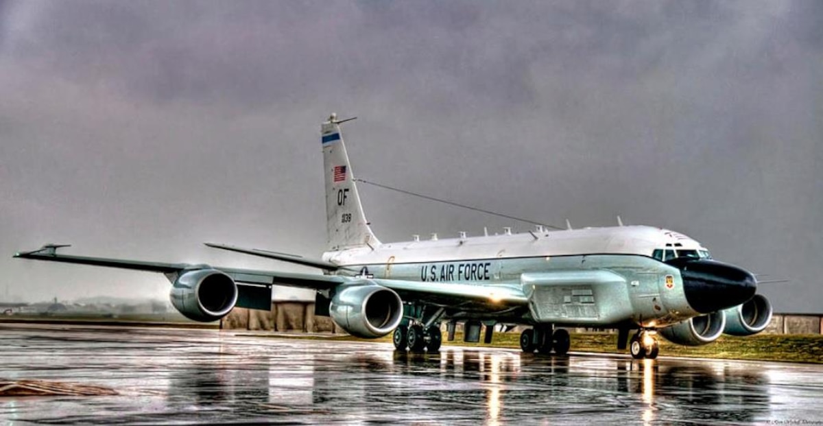 RC-135, runway