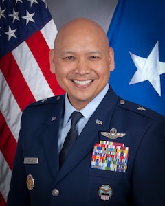 Brig. Gen., U.S. Air Force, Commander, Defense Logistics Agency Energy, portrait in front of U.S. flag.