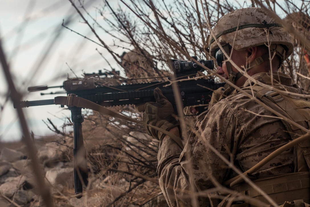 4th MARDIV CG Visits 2/23 Marines