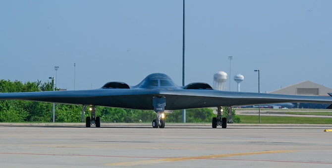 A B-2 and a KC-135