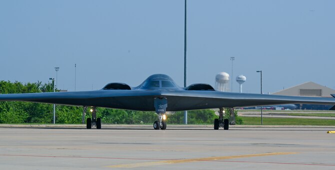 A B-2 and a KC-135