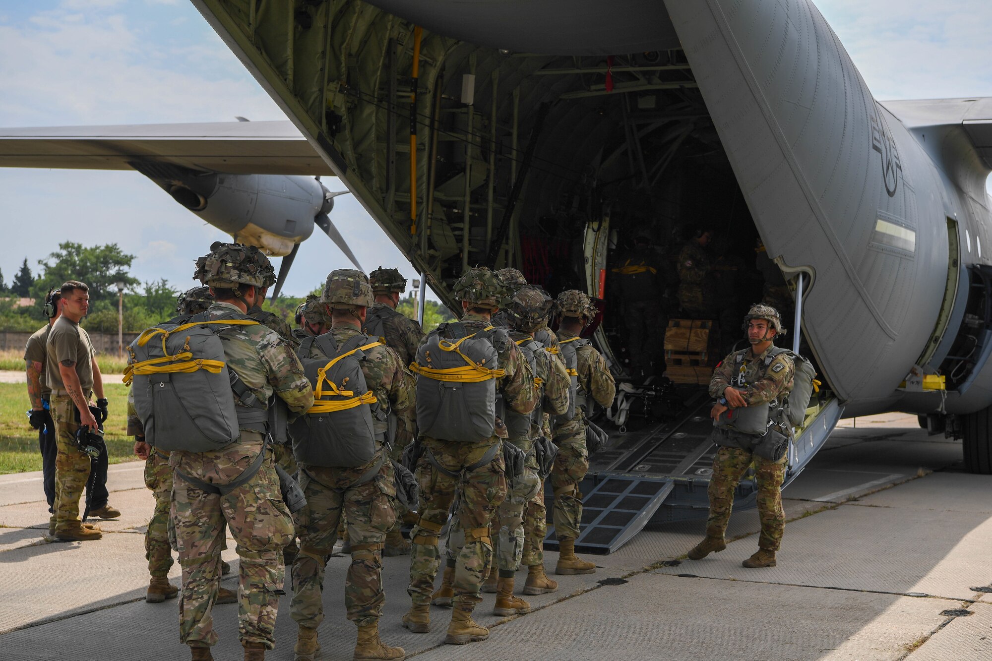 Soldiers walk toward aircraft