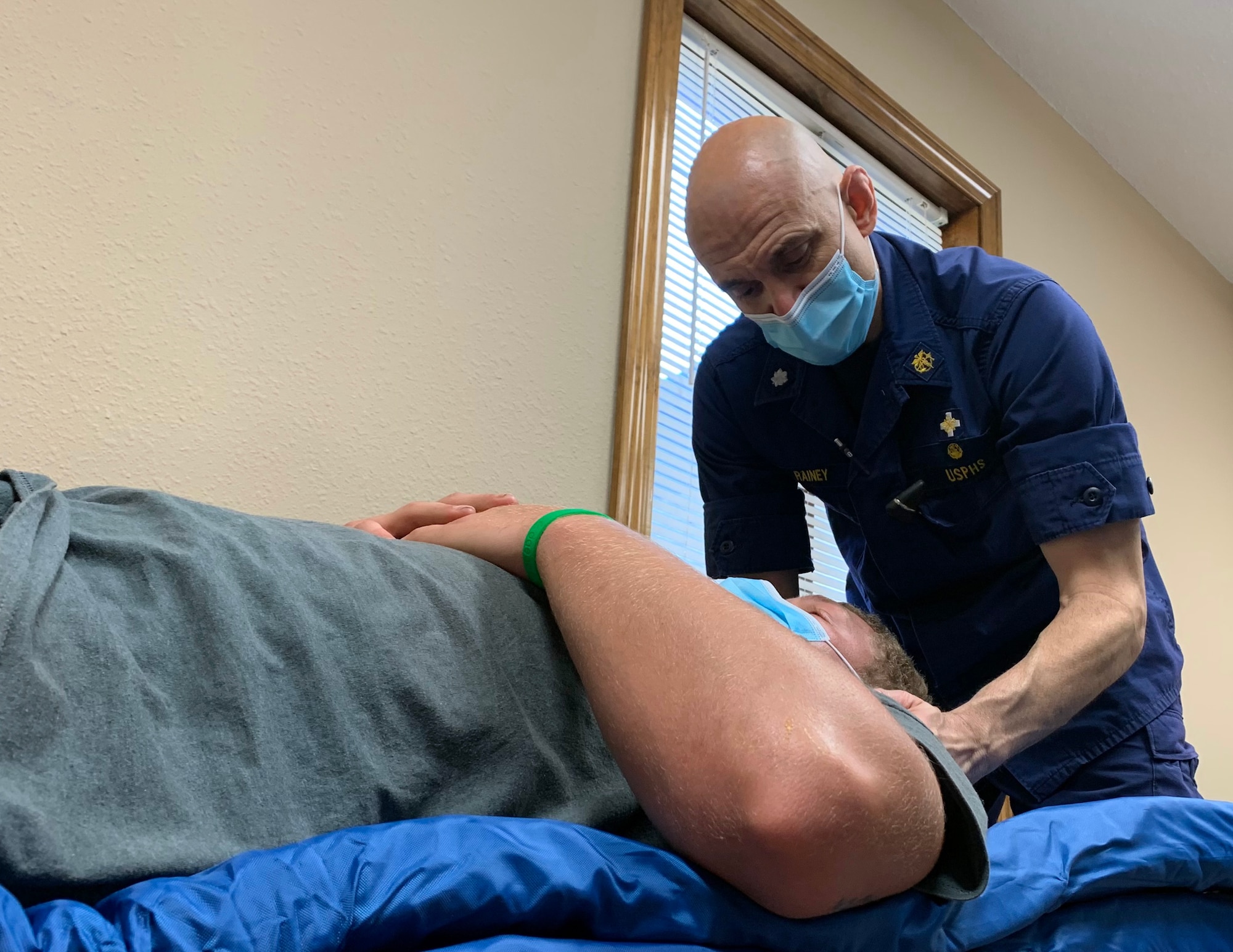 U.S. Public Health Service Cmdr. Charles Rainey, a physical therapist, performs an assessment on a patient at the Operation Healthy Delta clinic site in Sikeston, Missouri, June 16. The operation is a U.S. Department of Defense Innovative Readiness Training mission, offering readiness training to multi-service, interagency, and community partners, while providing no-cost healthcare to the community. (U.S. Air National Guard Photo by Major Mary Hook/Released)