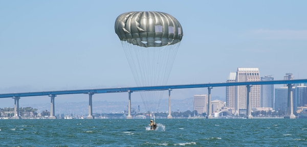 Senior Chief Explosive Ordnance Disposal Technician Epifanio Silva, assigned to Explosive Ordnance Disposal Mobile Unit (EODMU) 1, lands in San Diego Bay.