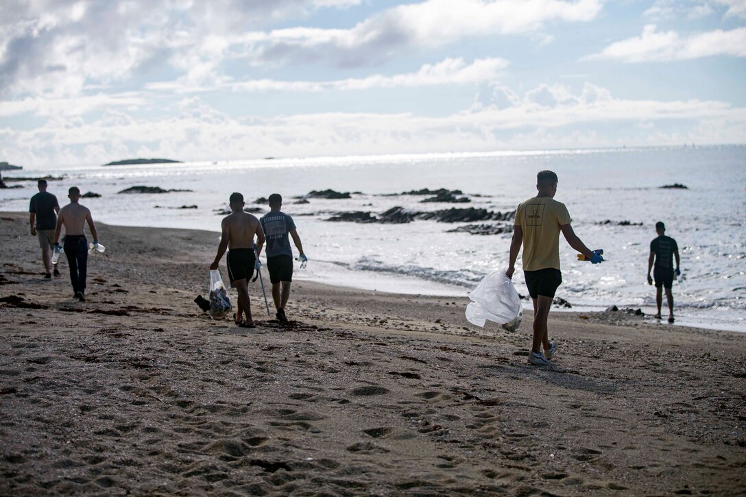 海兵隊員らが豊原地区のシーグラスビーチで、手袋とゴミ袋を持って、ビーチをくまなく練り歩き、ゴミを拾い集めました。