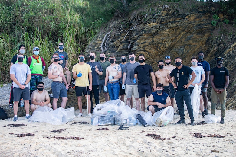海兵隊員らが豊原地区のシーグラスビーチで、ビーチ内をくまなく練り歩き、ゴミ回収作業作業後、記念撮影。
