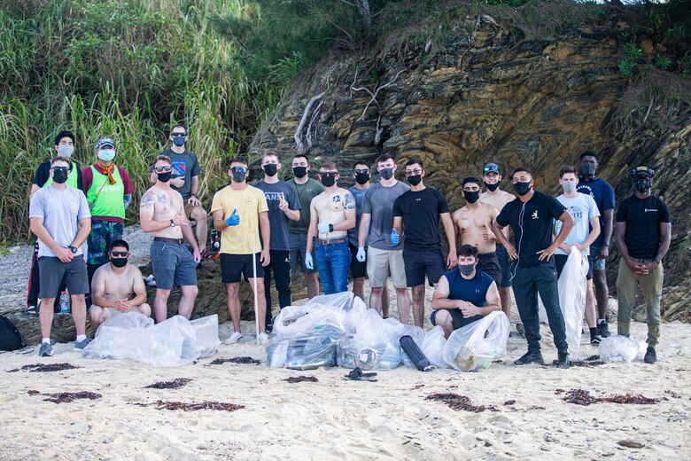 海兵隊員らが豊原地区のシーグラスビーチで、ビーチ内をくまなく練り歩き、ゴミ回収作業作業後、記念撮影。