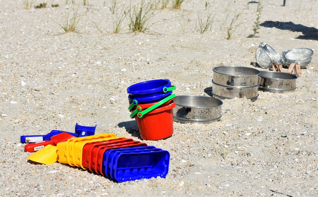 USACE researchers created STEM beach kits to educate and engage citizen scientists as part of the USACE SandSnap initiative to collect data about sand grain size.
