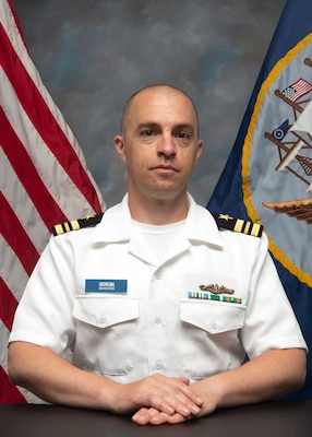 Official portrait of LCDR Chris Lindahl, executive officer of Submarine Training Facility San Diego.