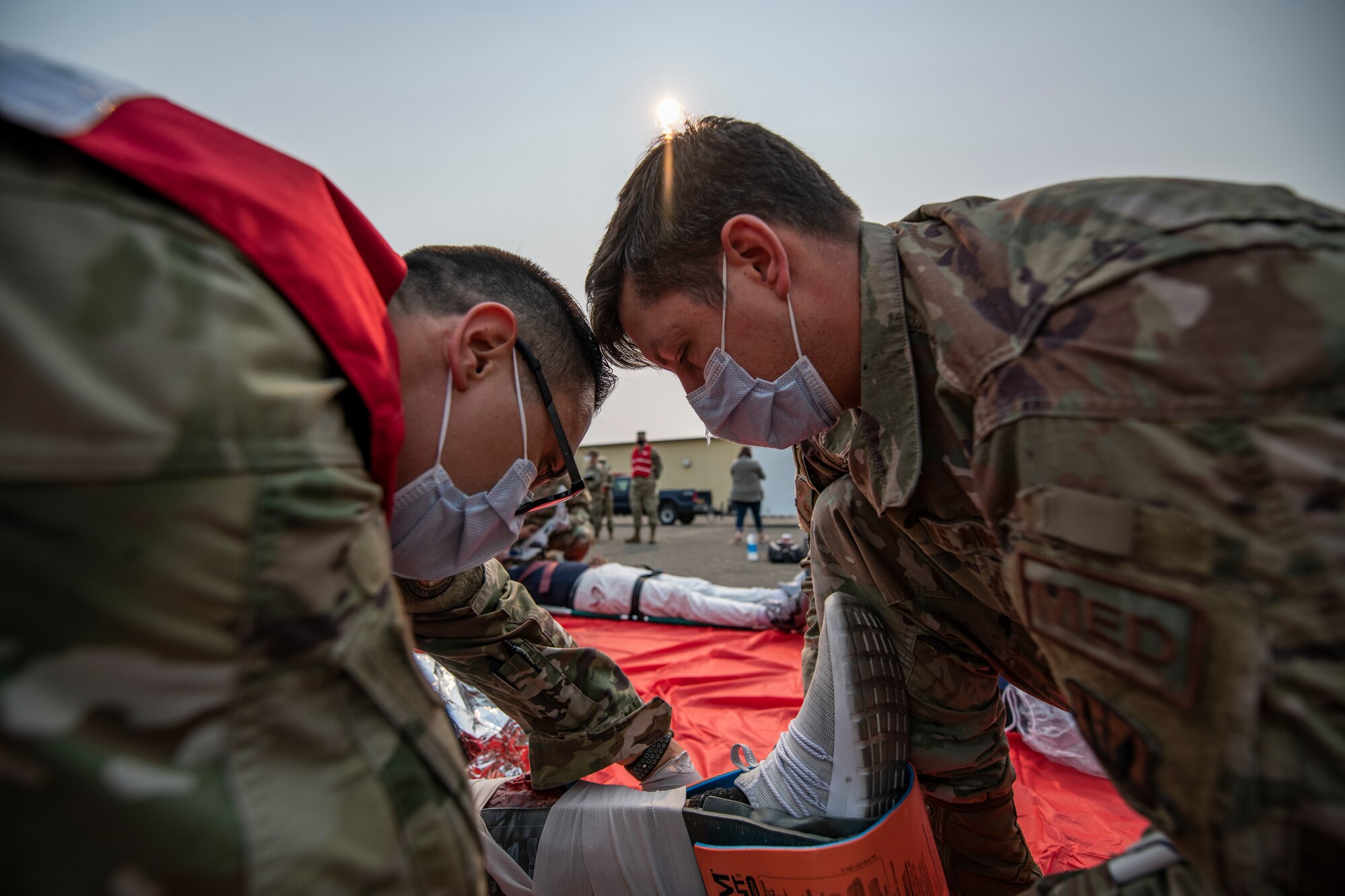 9th Medical Group (MDG) Airmen bind a patient’s leg into a splint during exercise Ready Eagle Aug. 6th, at Beale Air Force Base, California.