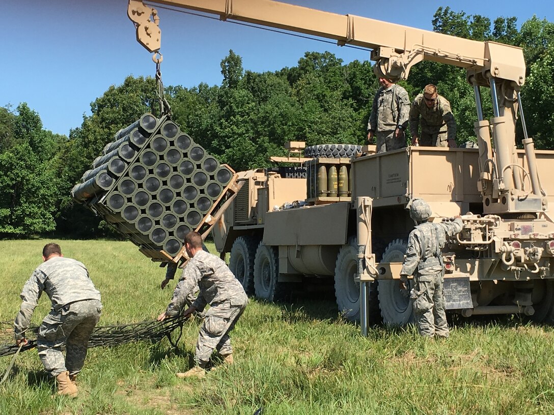 Air Assault qualified Soldiers with the 2/138th FA BN were provided refresher training by 2/147th during their annual training at Fort Knox, Kentucky, June 10, 2016