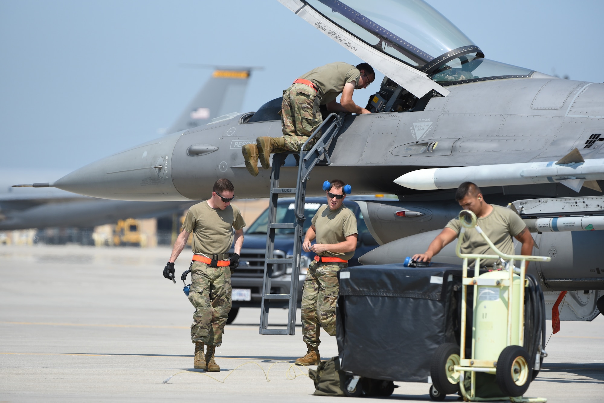 South Dakota F-16 jets