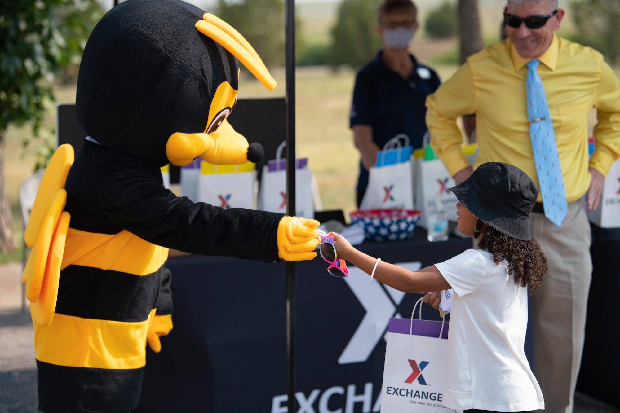Mascot hands girl sunglasses