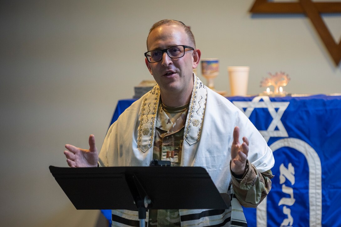 Chaplain gives service at Al Dhafra Air Base