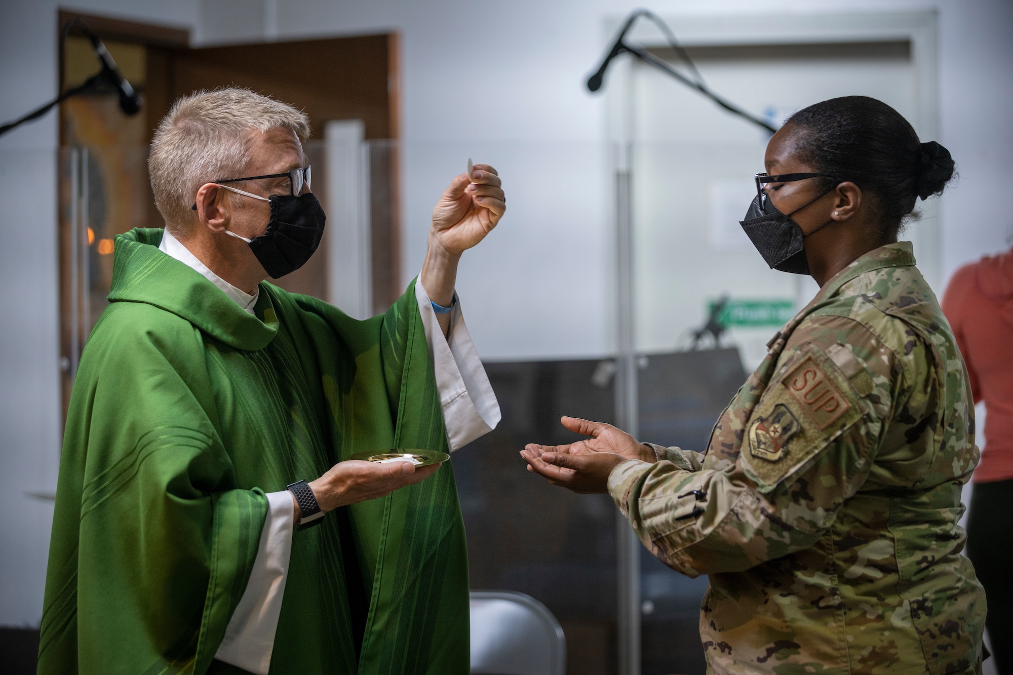 Chaplain gives service at Al Dhafra Air Base