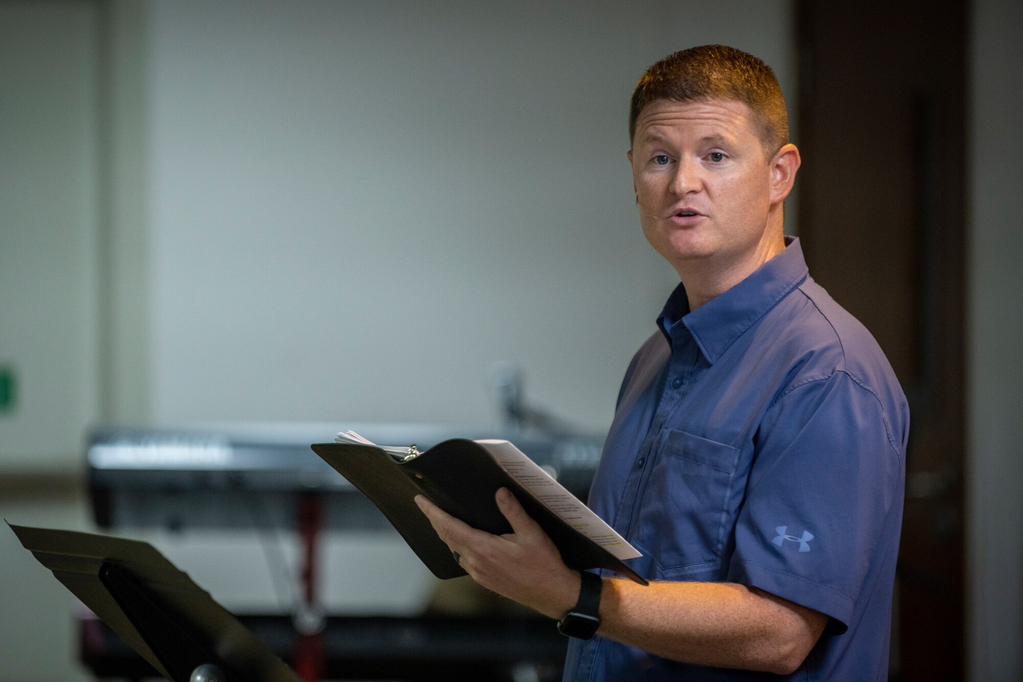 Chaplain gives service at Al Dhafra Air Base