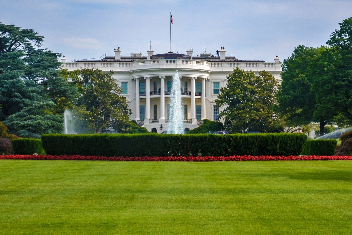 An image of the White House is shown.