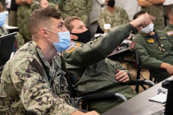 U.S. 3rd Fleet personnel stationed in the command’s forward-based expeditionary maritime operations center (EMOC) view livestreamed footage of a sinking exercise being held in the Hawaiian Islands Operating Area.