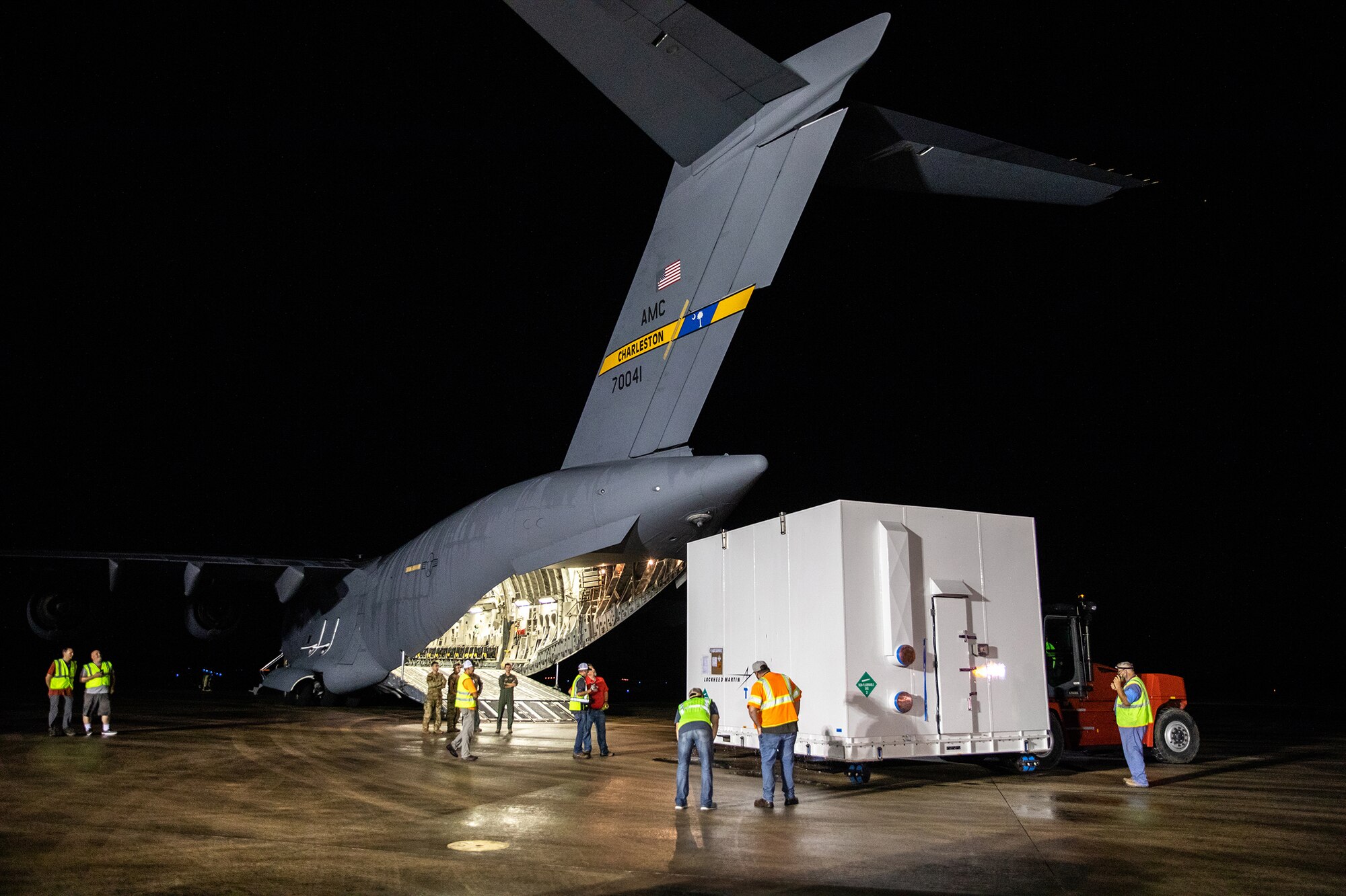 Charleston C-17 offload of Lucy spacecraft