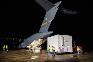 Charleston C-17 offload of Lucy spacecraft