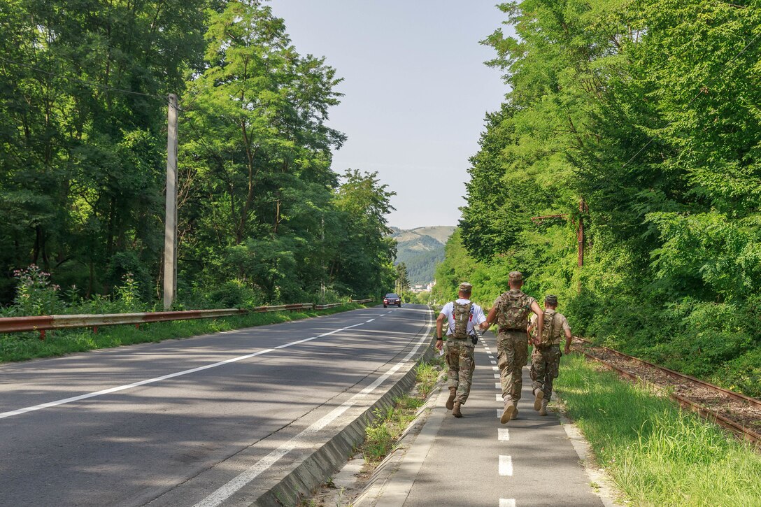 American and Romanian reserve service members participate in an orienteering training event