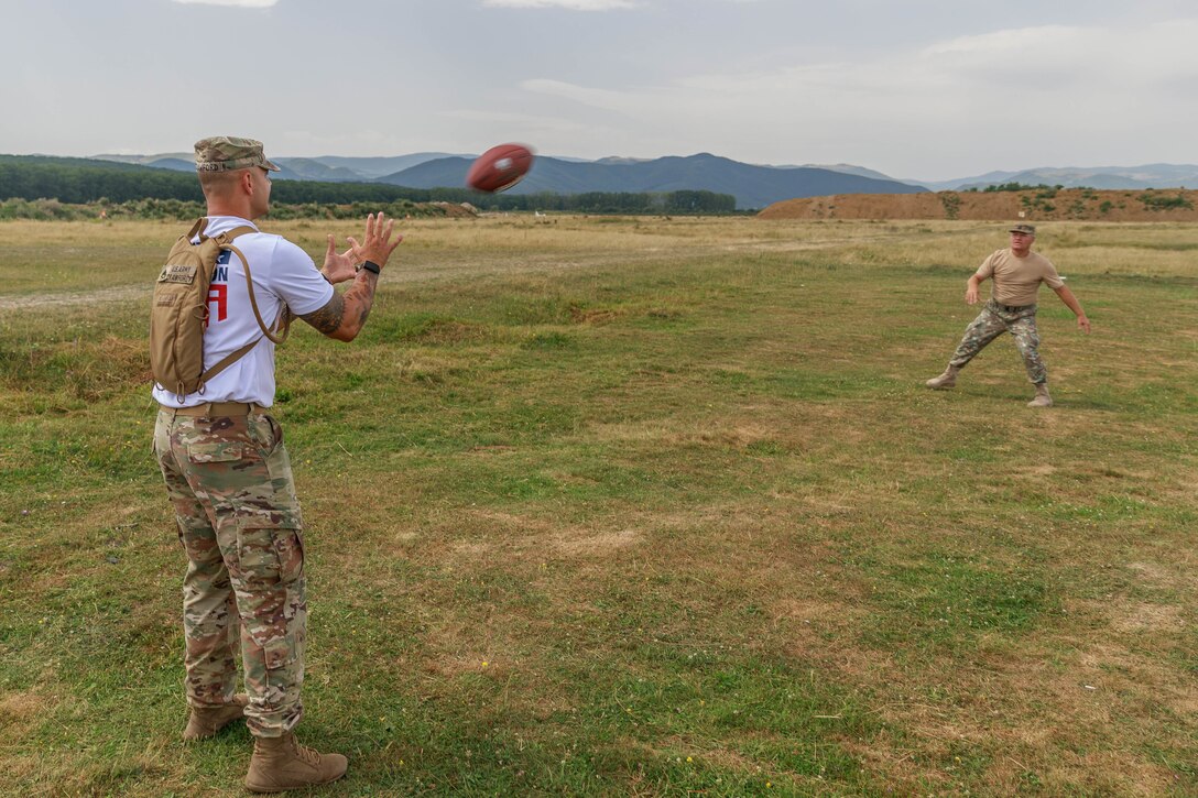 American and Romanian reserve service members participate in an orienteering training event