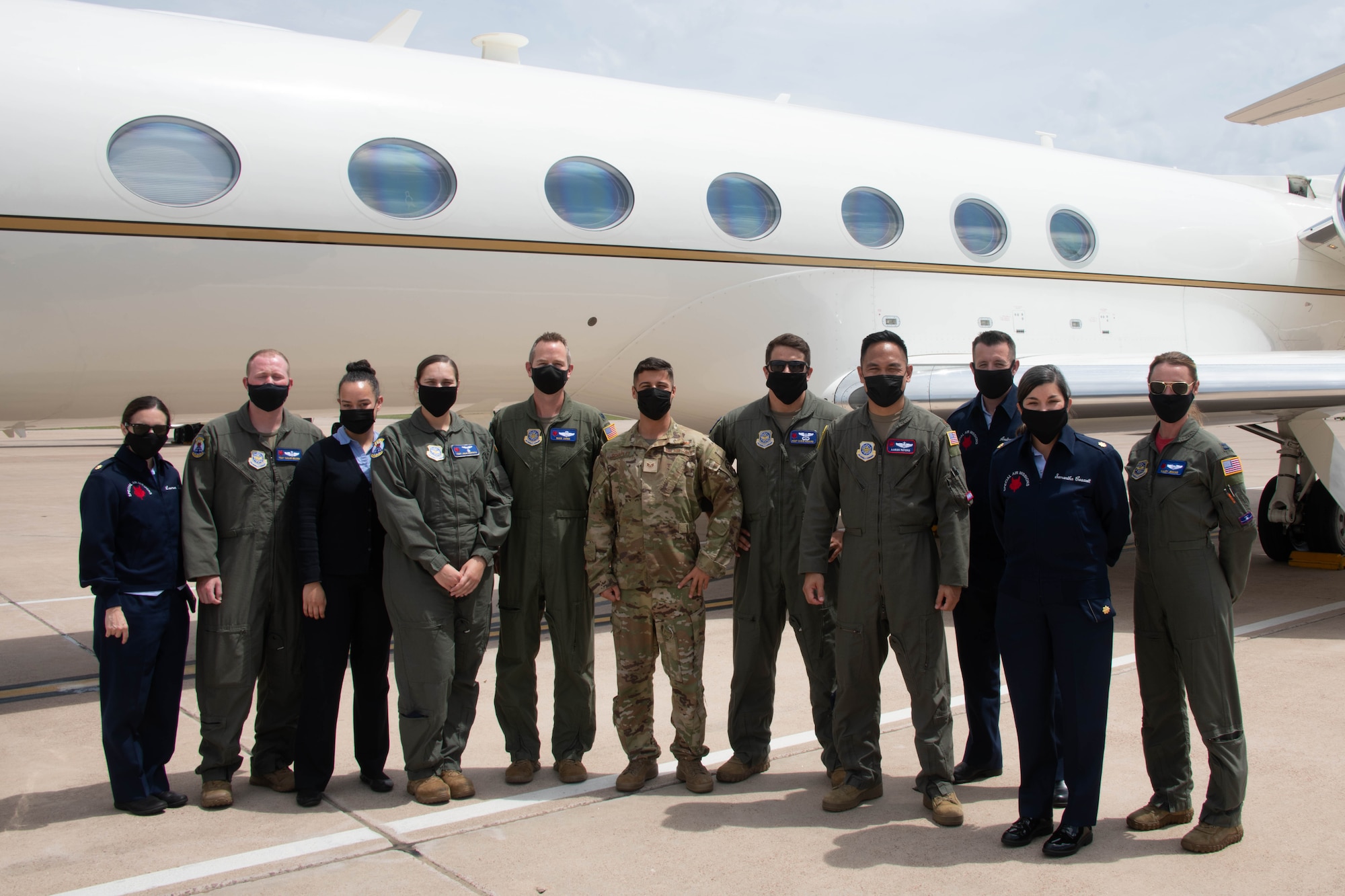 U.S.‌ ‌Airmen‌ ‌from‌ ‌the‌ ‌89th‌ ‌Airlift‌ ‌Wing‌ ‌(AW)‌ ‌pose‌ ‌for‌ ‌a‌ ‌photo‌ ‌on‌ ‌Altus‌ ‌Air‌ ‌Force‌ ‌Base‌ ‌(AAFB),‌ ‌Oklahoma,‌ ‌Aug.‌ ‌13,‌ ‌2021.‌ ‌The‌ ‌89th‌ ‌AW‌ ‌visited‌ ‌AAFB‌ ‌to‌ ‌educate,‌ ‌recruit,‌ ‌and‌ ‌showcase‌ ‌their‌ ‌mission‌ ‌to‌ ‌97th‌ ‌Air‌ ‌Mobility‌ ‌Wing‌ ‌Airmen.‌ ‌(U.S.‌ ‌Air‌ ‌Force‌ ‌photo‌ ‌by‌ ‌Airman‌ ‌1st‌ ‌Class‌ ‌Trenton‌ ‌Jancze)‌