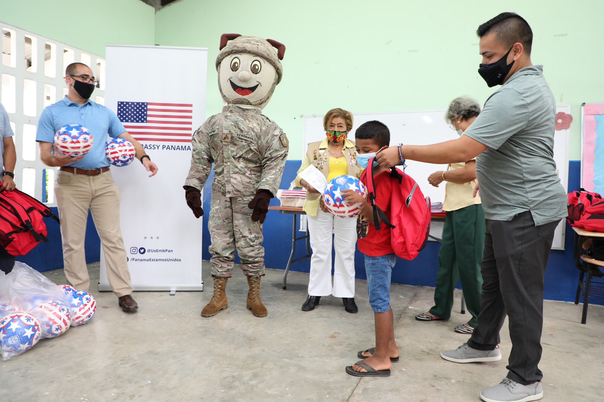 Air advisors lend hand to local Panamanian community