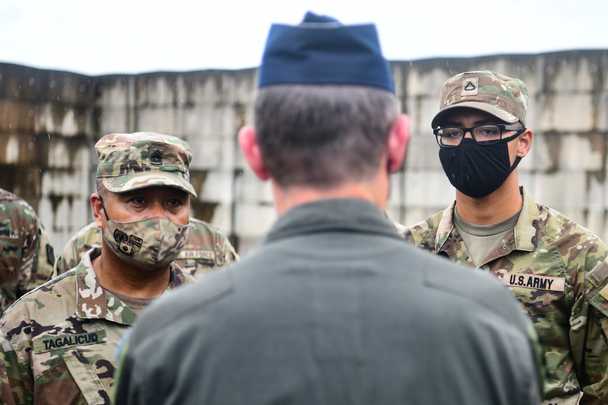 A commander talks to Airmen.