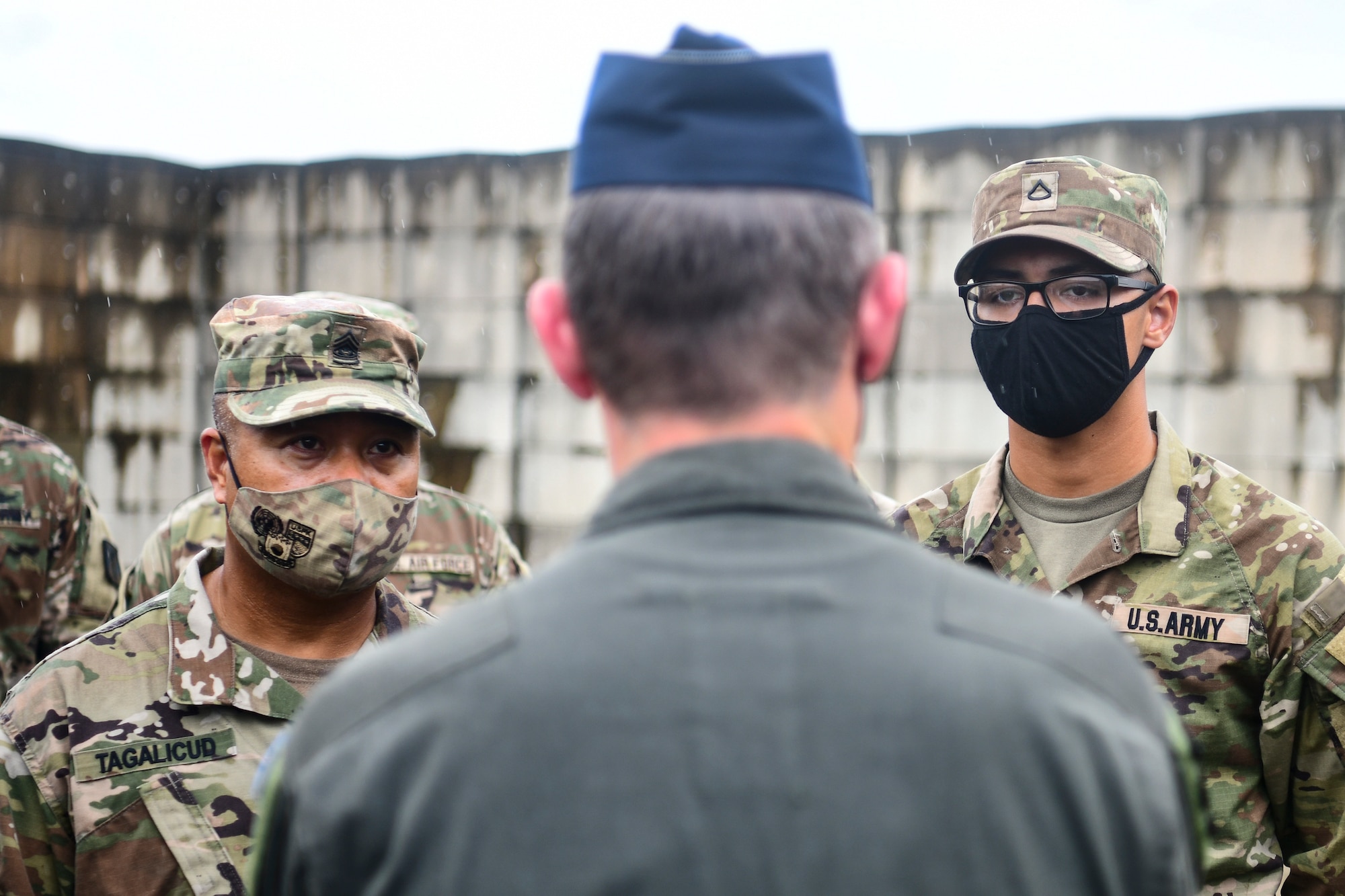 A commander talks to Airmen.