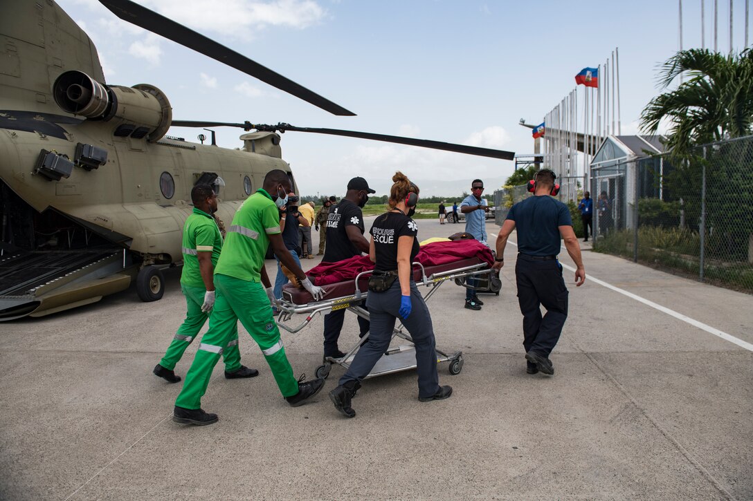 Medical volunteers transport a patient to medical care from a U.S. Army CH-47 Chinook helicopter assigned to the 1st Battalion, 228th Aviation Regiment, Joint Task Force-Bravo, Soto Cano Air Base, Honduras, after a disaster relief mission at Port-au-Prince, Haiti, Aug. 24, 2021.