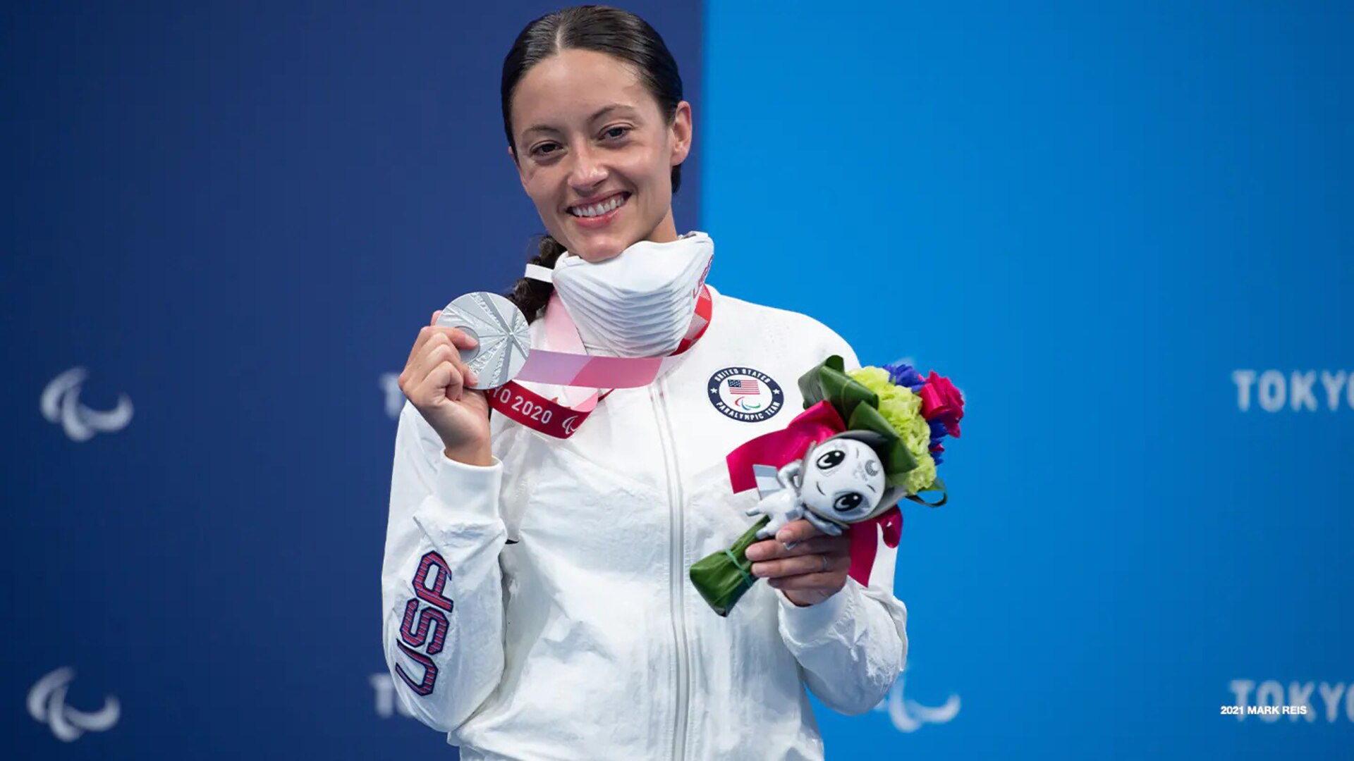 Elizabeth Marks poses with her silver medal at the Paralympic Games Tokyo 2020 on Aug. 25, 2021 in Tokyo.