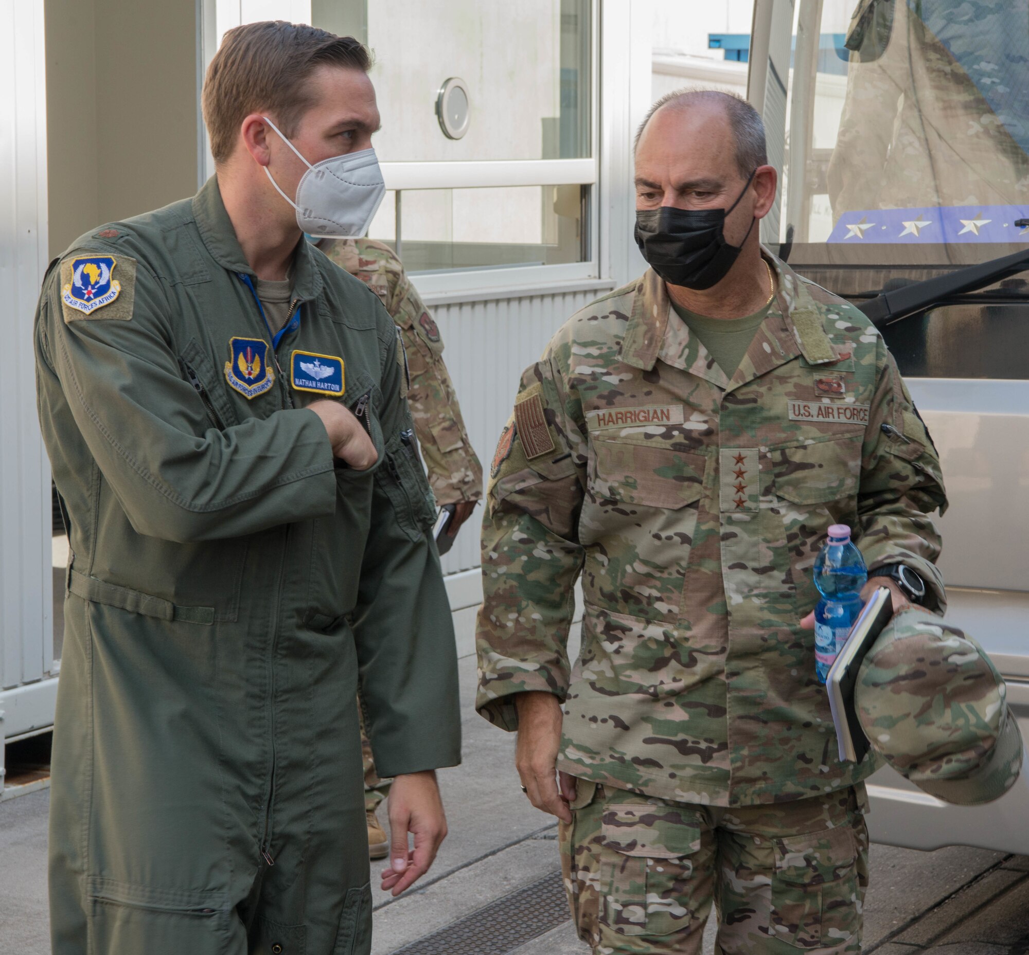 General speaks with Major.
