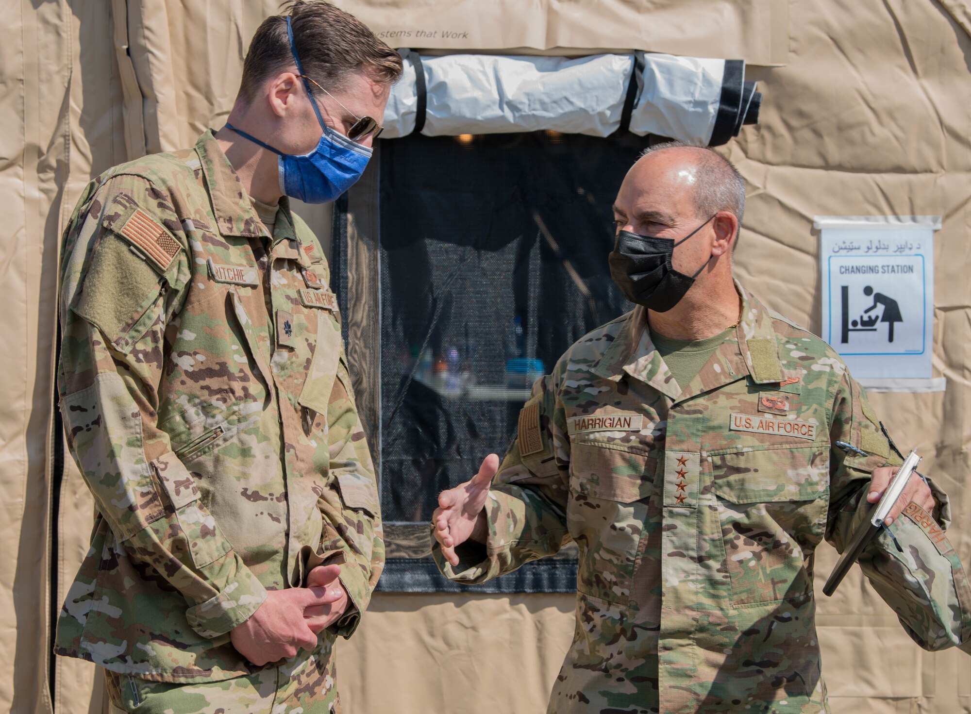 General speaks with Lt. Col.