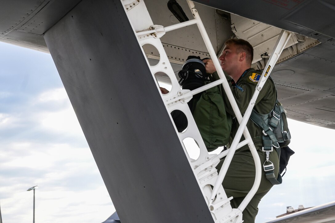 This B-1 took its last flight to the boneyard, where it will be retired after over 20 years of service.