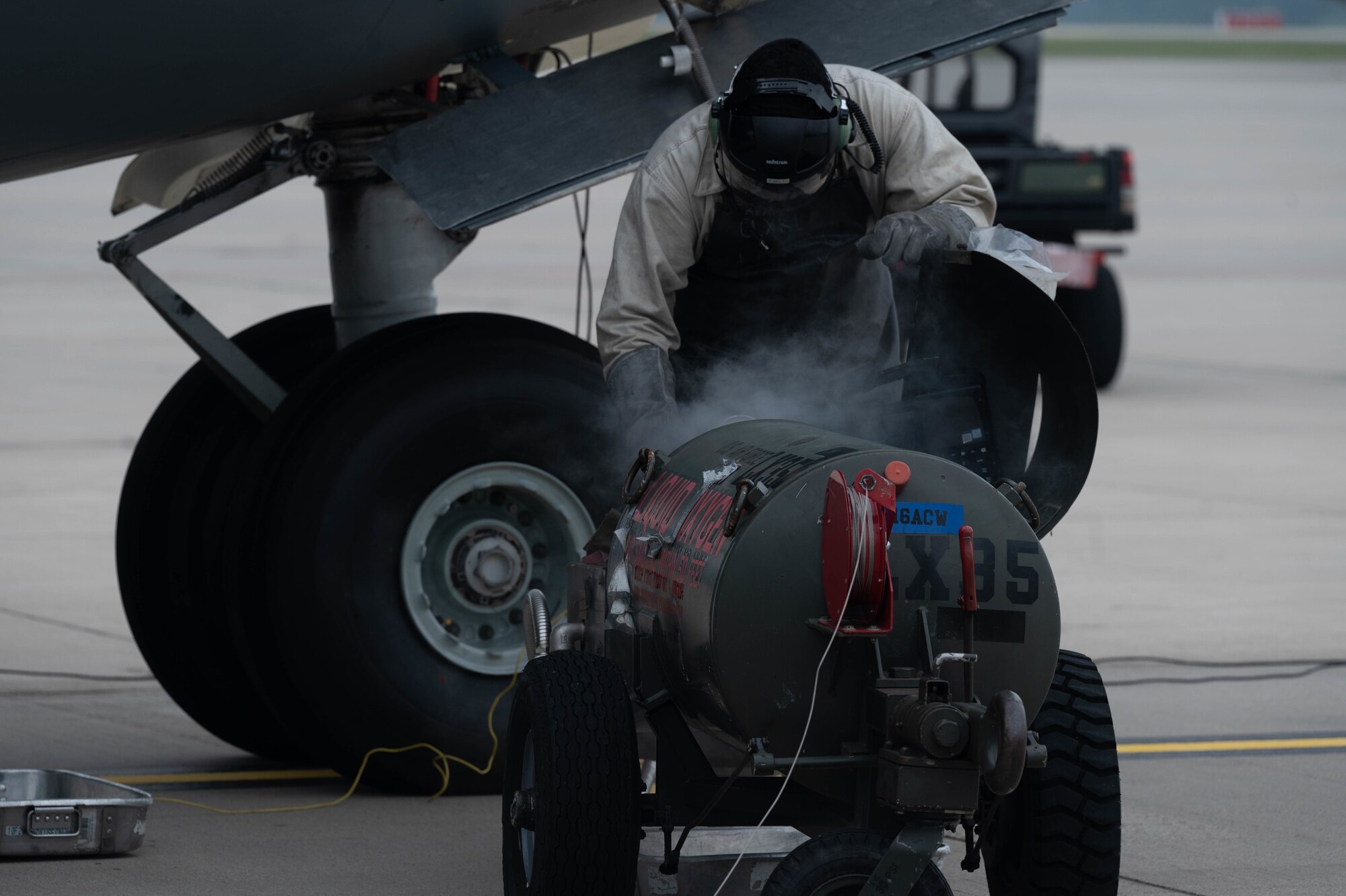 Airmen services C-17 Globemaster aircraft