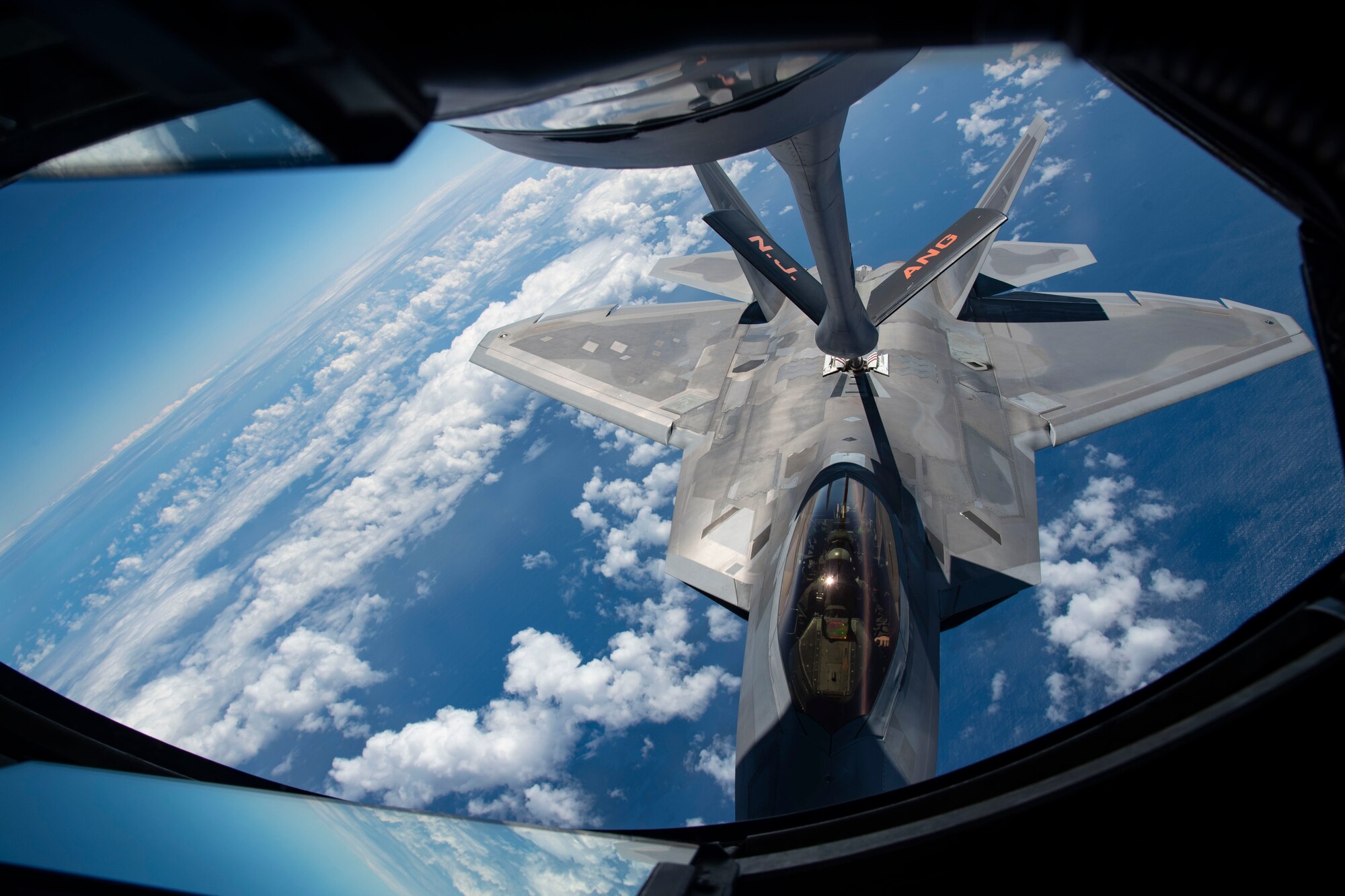 A KC-135 refuel an F-16