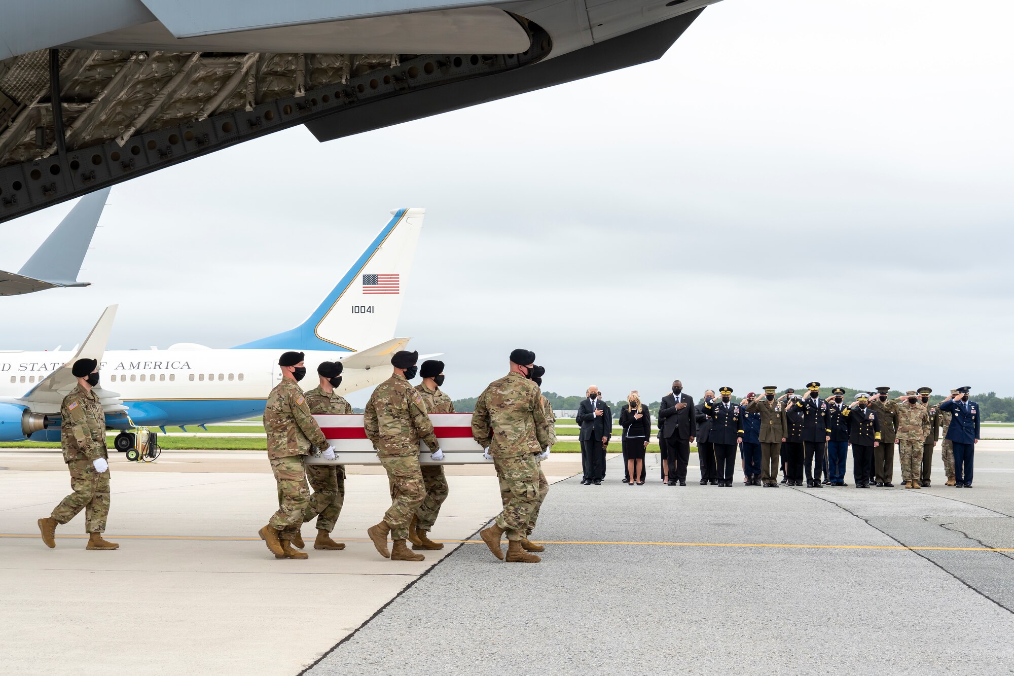 A U.S. Army carry team transfers the remains of Army Staff Sgt. Ryan C. Knauss of Corryton, Tennessee, August 29, 2021 at Dover Air Force Base, Delaware. Knauss was assigned to the 9th PSYOP Battalion, 8th PSYOP Group, Ft. Bragg, North Carolina. (U.S. Air Force photo by Jason Minto)