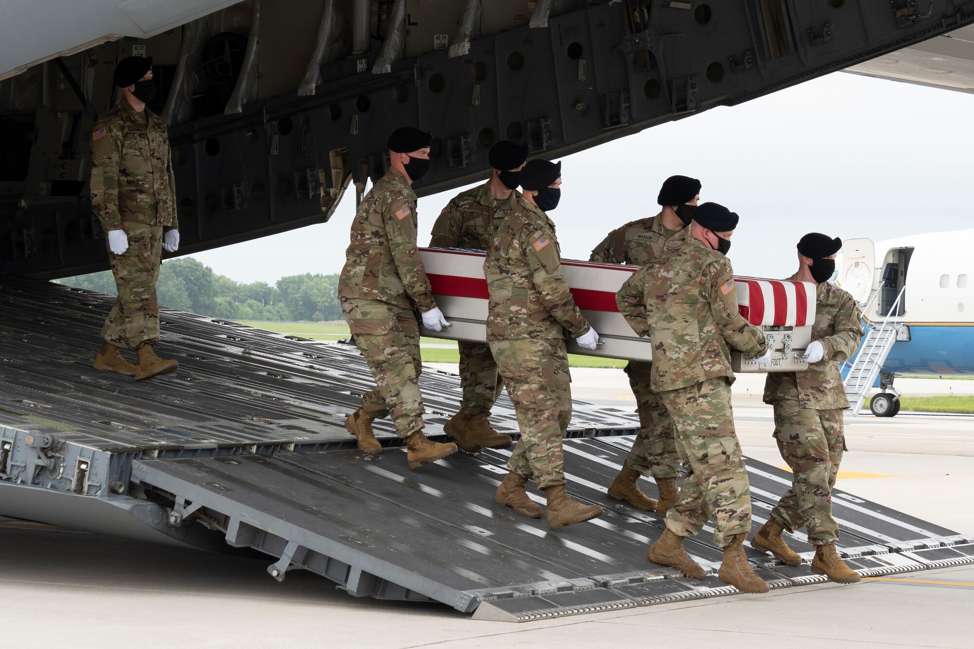 A U.S. Army carry team transfers the remains of Army Staff Sgt. Ryan C. Knauss of Corryton, Tennessee, August 29, 2021 at Dover Air Force Base, Delaware. Knauss was assigned to the 9th PSYOP Battalion, 8th PSYOP Group, Ft. Bragg, North Carolina. (U.S. Air Force photo by Jason Minto)