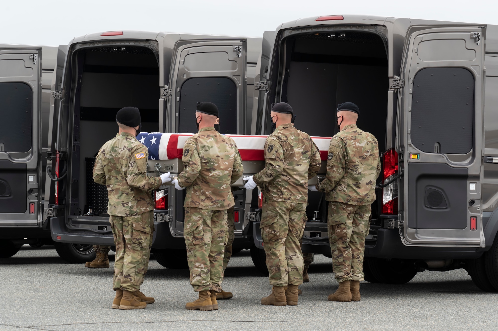 A U.S. Army carry team transfers the remains of Army Staff Sgt. Ryan C. Knauss of Corryton, Tennessee, August 29, 2021 at Dover Air Force Base, Delaware. Knauss was assigned to the 9th PSYOP Battalion, 8th PSYOP Group, Ft. Bragg, North Carolina. (U.S. Air Force photo by Jason Minto)