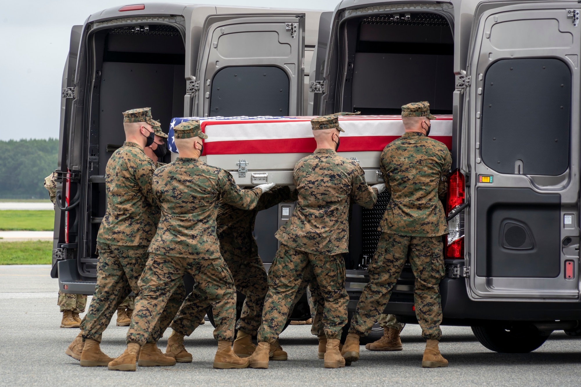 A U.S. Marine Corps carry team transfers the remains of Marine Corps Lance Cpl. David L. Espinoza of Rio Bravo, Texas, Aug. 29, 2021 at Dover Air Force Base, Delaware. Espinoza was assigned to 2nd Battalion, 1st Marine Regiment, 1st Marine Division, I Marine Expeditionary Force, Camp Pendleton, California. (U.S. Air Force photo by Jason Minto)