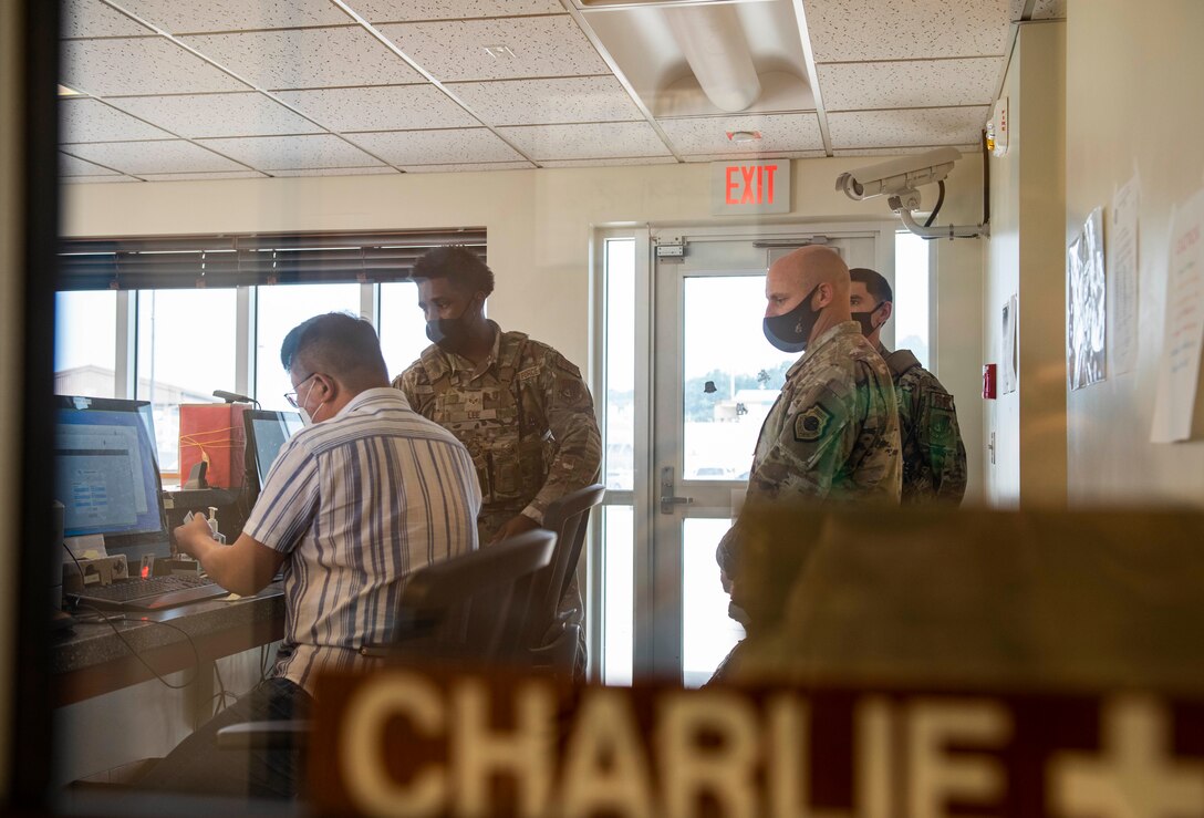 A chief speaks with Airmen.