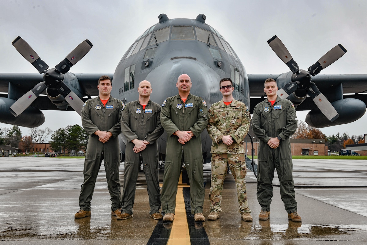 910th Herc performs flyover for Cleveland Browns game > Youngstown Air